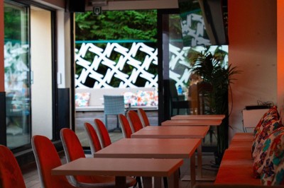 Assortiment de plats variés comprenant légumes, tartines, salade, samoussas et sauce, disposés sur une table sombre.