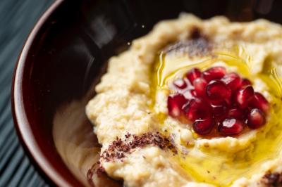 Miniature Traiteur Roquebrune-Cap-Martin (Alpes-Maritimes) - La Beyrouthine #2 Assortiment de mezzés libanais sur une planche en bois, incluant falafels, samoussas, rouleaux et chaussons.