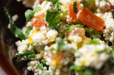 Miniature Traiteur Roquebrune-Cap-Martin (Alpes-Maritimes) - La Beyrouthine #4 Assortiment de mezzés libanais sur une planche en bois, incluant falafels, samoussas, rouleaux et chaussons.