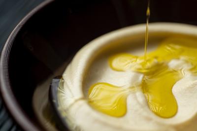 Feuilles de menthe fraîche entourées de morceaux de tomate et d'herbes hachées.