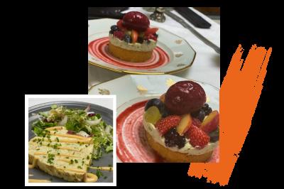 Assiette de dessert avec tartelette aux fruits rouges et plat de terrine accompagné de salade verte.