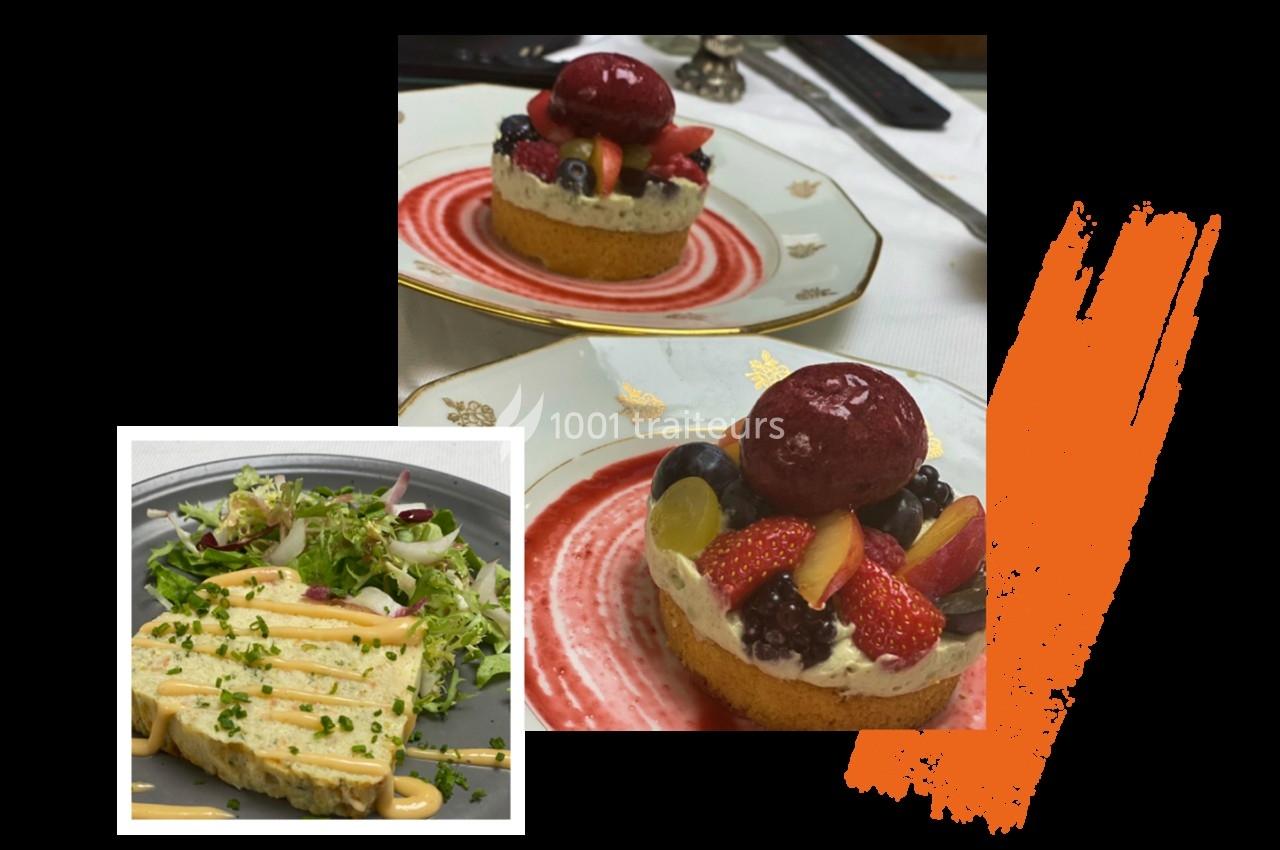 Assiette de dessert avec tartelette aux fruits rouges et plat de terrine accompagné de salade verte.