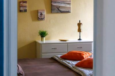 Table dressée pour le petit-déjeuner dans une salle à manger élégante avec chaises en bois et buffet en arrière-plan.