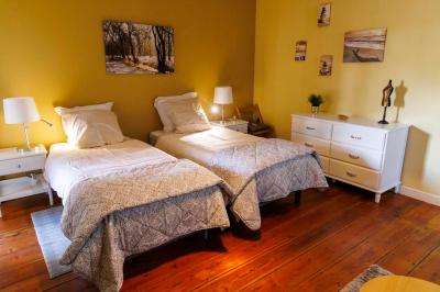Table dressée pour le petit-déjeuner dans une salle à manger élégante avec chaises en bois et buffet en arrière-plan.