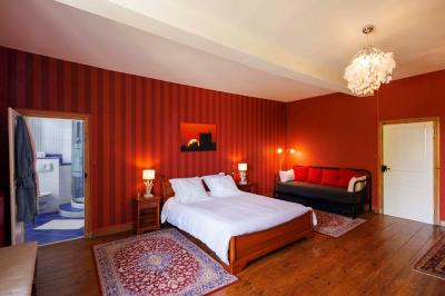 Table dressée pour le petit-déjeuner dans une salle à manger élégante avec chaises en bois et buffet en arrière-plan.