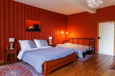 Table dressée pour le petit-déjeuner dans une salle à manger élégante avec chaises en bois et buffet en arrière-plan.