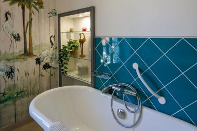 Table dressée pour le petit-déjeuner dans une salle à manger élégante avec chaises en bois et buffet en arrière-plan.