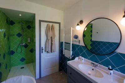 Table dressée pour le petit-déjeuner dans une salle à manger élégante avec chaises en bois et buffet en arrière-plan.