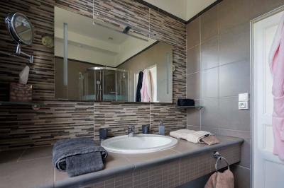 Table dressée pour le petit-déjeuner dans une salle à manger élégante avec chaises en bois et buffet en arrière-plan.