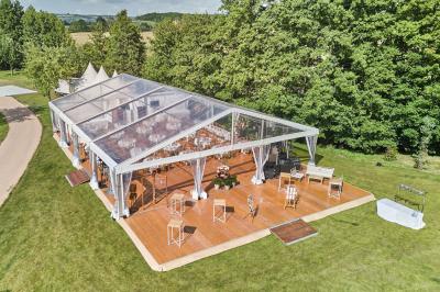 Table dressée pour le petit-déjeuner dans une salle à manger élégante avec chaises en bois et buffet en arrière-plan.