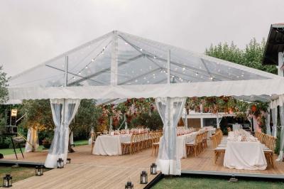 Table dressée pour le petit-déjeuner dans une salle à manger élégante avec chaises en bois et buffet en arrière-plan.