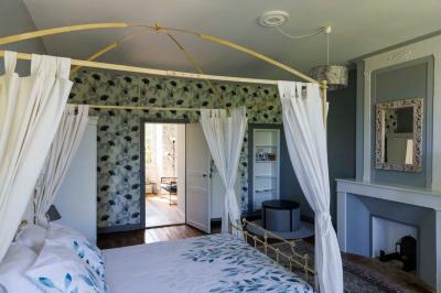 Table dressée pour le petit-déjeuner dans une salle à manger élégante avec chaises en bois et buffet en arrière-plan.