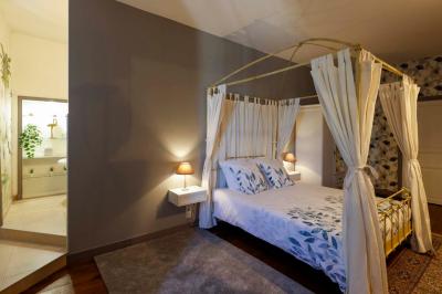 Table dressée pour le petit-déjeuner dans une salle à manger élégante avec chaises en bois et buffet en arrière-plan.