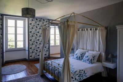 Table dressée pour le petit-déjeuner dans une salle à manger élégante avec chaises en bois et buffet en arrière-plan.