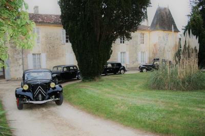 Table dressée pour le petit-déjeuner dans une salle à manger élégante avec chaises en bois et buffet en arrière-plan.