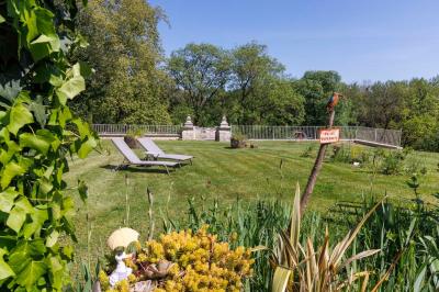 Table dressée pour le petit-déjeuner dans une salle à manger élégante avec chaises en bois et buffet en arrière-plan.