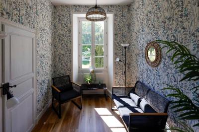 Table dressée pour le petit-déjeuner dans une salle à manger élégante avec chaises en bois et buffet en arrière-plan.