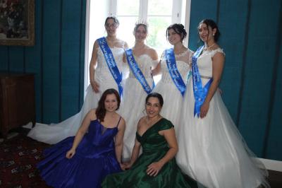Table dressée pour le petit-déjeuner dans une salle à manger élégante avec chaises en bois et buffet en arrière-plan.