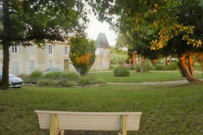 Table dressée pour le petit-déjeuner dans une salle à manger élégante avec chaises en bois et buffet en arrière-plan.