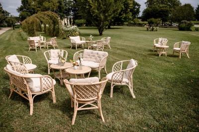 Table dressée pour le petit-déjeuner dans une salle à manger élégante avec chaises en bois et buffet en arrière-plan.