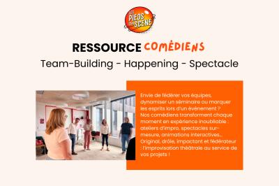 Portrait en noir et blanc d'un homme souriant en costume, sur un fond orange circulaire avec son nom inscrit autour.