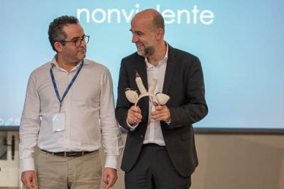 Un groupe de personnes souriantes rassemblées dans une ambiance conviviale lors d'un événement en intérieur.