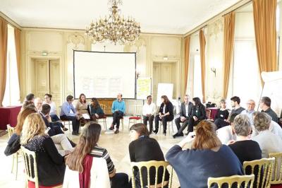Un groupe de personnes souriantes rassemblées dans une ambiance conviviale lors d'un événement en intérieur.