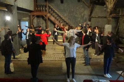 Un groupe de personnes souriantes rassemblées dans une ambiance conviviale lors d'un événement en intérieur.