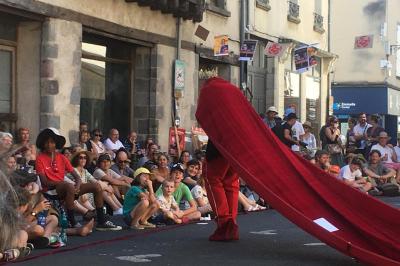 Un groupe de personnes souriantes rassemblées dans une ambiance conviviale lors d'un événement en intérieur.
