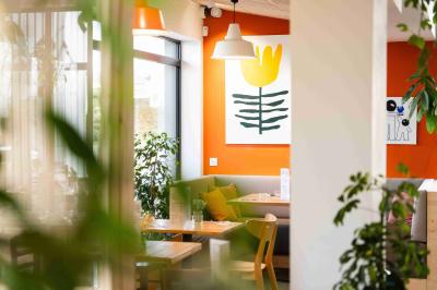 Miniature Salle de restaurant Minutes Papillons Personne disposant des verrines individuelles garnies de crumble sur un plateau dans une cuisine professionnelle.