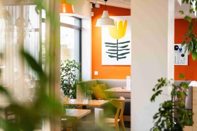 Présentoirs en forme de pyramide garnis de macarons et de petits choux, disposés sur un comptoir en bois.