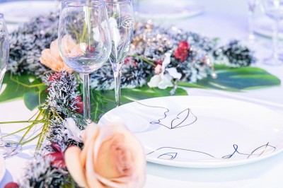 Miniature Location salle Cluses (Haute-Savoie) - Salle du Mont Blanc #3 Comptoir de bar décoré de guirlandes lumineuses, fleurs jaunes et blanches, avec un éclairage bleu en arrière-plan.