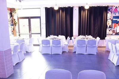 Miniature Location salle Cluses (Haute-Savoie) - Salle du Mont Blanc #14 Comptoir de bar décoré de guirlandes lumineuses, fleurs jaunes et blanches, avec un éclairage bleu en arrière-plan.