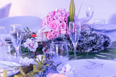 Miniature Location salle Cluses (Haute-Savoie) - Salle du Mont Blanc #9 Comptoir de bar décoré de guirlandes lumineuses, fleurs jaunes et blanches, avec un éclairage bleu en arrière-plan.