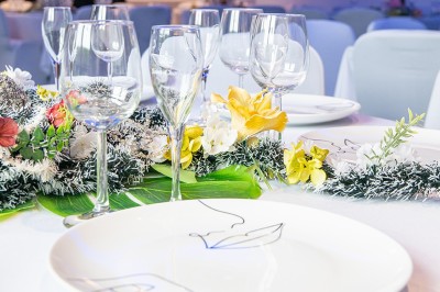 Miniature Location salle Cluses (Haute-Savoie) - Salle du Mont Blanc #5 Comptoir de bar décoré de guirlandes lumineuses, fleurs jaunes et blanches, avec un éclairage bleu en arrière-plan.