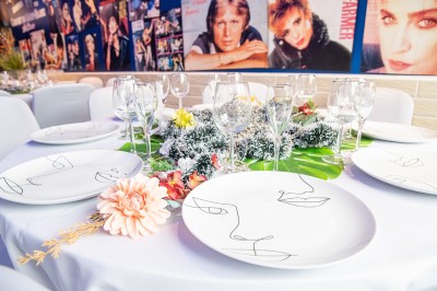 Miniature Location salle Cluses (Haute-Savoie) - Salle du Mont Blanc #16 Comptoir de bar décoré de guirlandes lumineuses, fleurs jaunes et blanches, avec un éclairage bleu en arrière-plan.