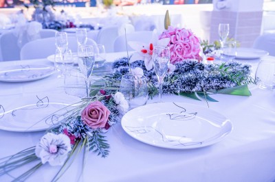 Miniature Location salle Cluses (Haute-Savoie) - Salle du Mont Blanc #17 Comptoir de bar décoré de guirlandes lumineuses, fleurs jaunes et blanches, avec un éclairage bleu en arrière-plan.