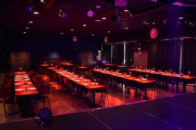 Miniature Grande salle de réception Comptoir de bar décoré de guirlandes lumineuses, fleurs jaunes et blanches, avec un éclairage bleu en arrière-plan.