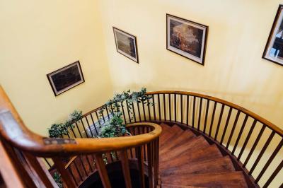 Groupe de personnes assises en extérieur lors d'une cérémonie, entourées d'arbres et de fleurs sous un ciel partiellement…