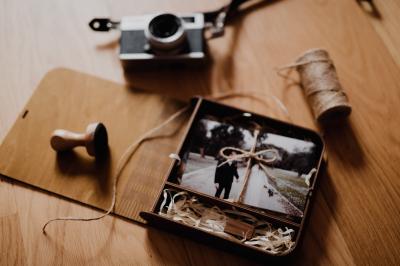 Un couple souriant marche main dans la main au milieu d'invités applaudissant lors d'une cérémonie en plein air.