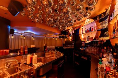 Plan d’aménagement intérieur montrant la disposition d’une cuisine, d’un bar, d’une salle principale et d’un espace lounge.