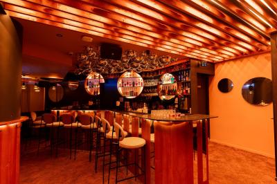 Plan d’aménagement intérieur montrant la disposition d’une cuisine, d’un bar, d’une salle principale et d’un espace lounge.