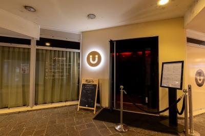 Plan d’aménagement intérieur montrant la disposition d’une cuisine, d’un bar, d’une salle principale et d’un espace lounge.