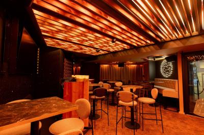 Plan d’aménagement intérieur montrant la disposition d’une cuisine, d’un bar, d’une salle principale et d’un espace lounge.