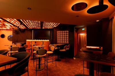 Plan d’aménagement intérieur montrant la disposition d’une cuisine, d’un bar, d’une salle principale et d’un espace lounge.