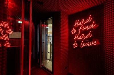 Plan d’aménagement intérieur montrant la disposition d’une cuisine, d’un bar, d’une salle principale et d’un espace lounge.