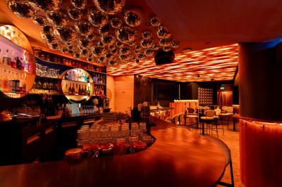 Plan d’aménagement intérieur montrant la disposition d’une cuisine, d’un bar, d’une salle principale et d’un espace lounge.