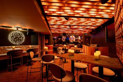 Plan d’aménagement intérieur montrant la disposition d’une cuisine, d’un bar, d’une salle principale et d’un espace lounge.