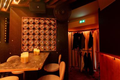 Plan d’aménagement intérieur montrant la disposition d’une cuisine, d’un bar, d’une salle principale et d’un espace lounge.