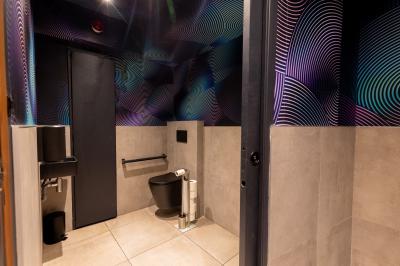 Plan d’aménagement intérieur montrant la disposition d’une cuisine, d’un bar, d’une salle principale et d’un espace lounge.